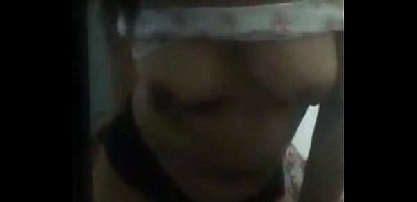  Novinha putinha mostrando o peitinho na webcam